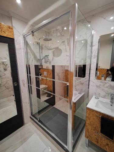 une salle de bain avec douche et lavabo dans l'établissement Studio cosy proche Paris et Versailles, à Le Port-Marly