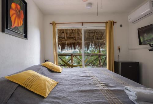 Кровать или кровати в номере Amigos Hotelito