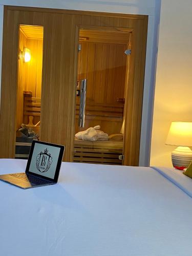 Una cama o camas en una habitación de Escape Luxury Suite - CA Domus Collection