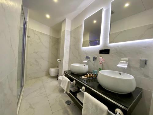 Un baño de Escape Luxury Suite - CA Domus Collection