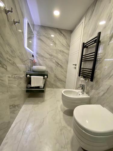 Un baño de Escape Luxury Suite - CA Domus Collection