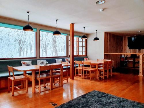 TV a/nebo společenská místnost v ubytování Kitsune Lodge Myoko Japan