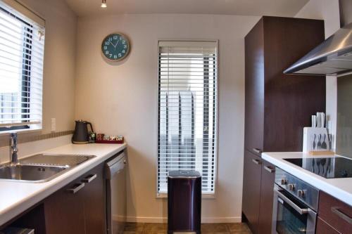 A kitchen or kitchenette at Station Lodge