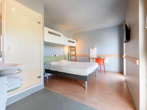 Postel nebo postele na pokoji v ubytování ibis budget Muenchen City Olympiapark