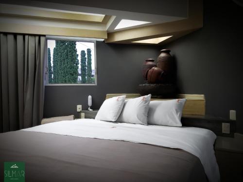 Ένα ή περισσότερα κρεβάτια σε δωμάτιο στο Silmar Hotel/Motel