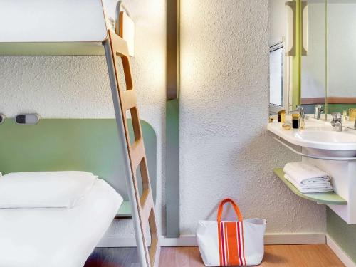 Vonios kambarys apgyvendinimo įstaigoje Hotel Ibis Budget Vichy