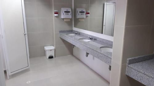 Koupelna v ubytování Algo diferente de lo normal, cortinas eléctricas!