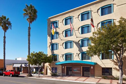 a hotel with palm trees in front of a building at Empress Hotel La Jolla in San Diego