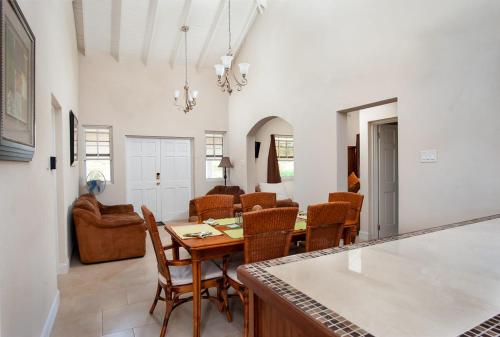  THE GOOD LIFE -  Room  picture :   Tea/Coffee maker    Shower    TV                           