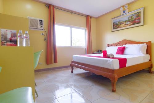 Ένα ή περισσότερα κρεβάτια σε δωμάτιο στο RedDoorz Plus @ Manalo Extension Palawan