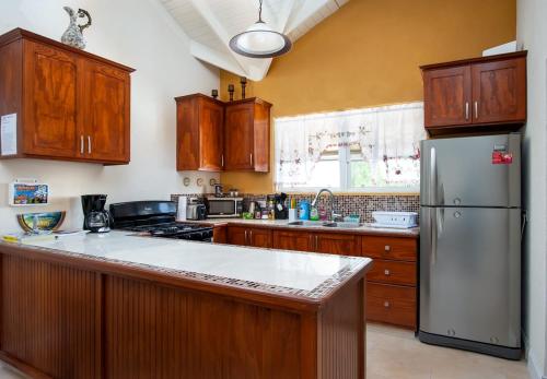  THE GOOD LIFE -  Room  picture :   Tea/Coffee maker    Shower    TV                           