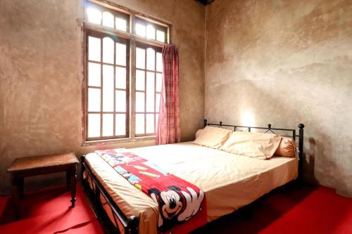 een kleine slaapkamer met een bed en een raam bij Kasmiyem Homestay in Sermo