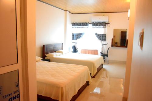 Un pat sau paturi într-o cameră la Wingate Hotel Wilgamuwa