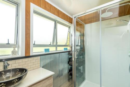 Koupelna v ubytování ONEPU MOANA 4-6 Bdr Holiday Home