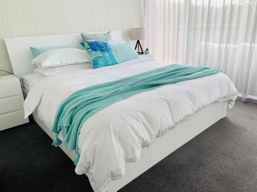 Una cama o camas en una habitación de Bay Views Lorne