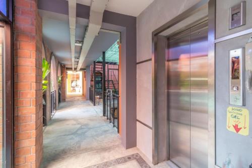 an alleyway in a building with a door open at Baansuanprannok Hotel in Bangkok