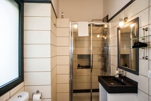 La salle de bains est pourvue d'une douche et d'un lavabo. dans l'établissement Casale Poggio del Tiglio, à Viagrande