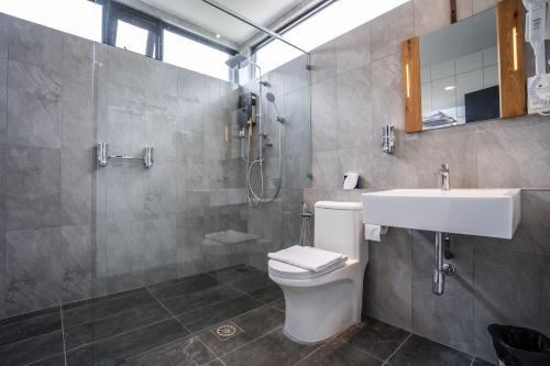 W łazience znajduje się toaleta, umywalka i prysznic. w obiekcie Sementra Hot Spring Nature Resort w mieście Gopeng