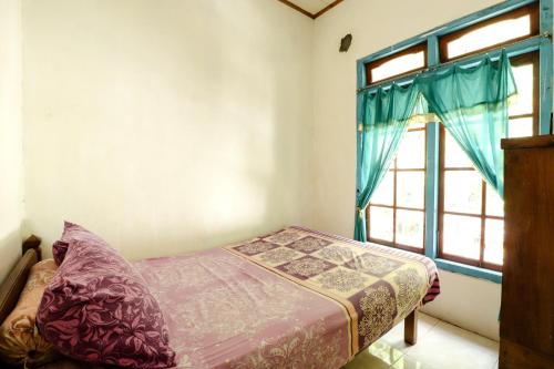 Llit o llits en una habitació de Homestay Mbah Parni