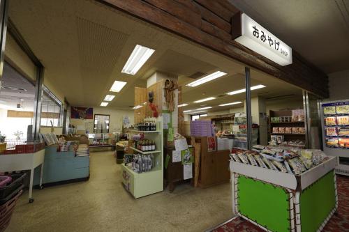 旅館の敷地内または近くにあるスーパーまたはその他のお店