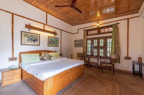 Un pat sau paturi într-o cameră la The Rangers Lodge, Imran's Jungle Home in Corbett