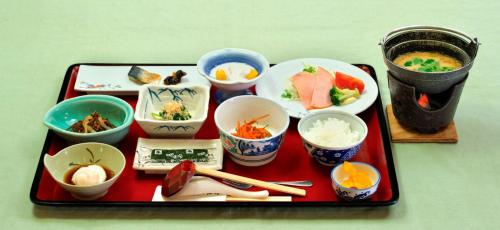 旅館の敷地内または近くでの食事または食べ物