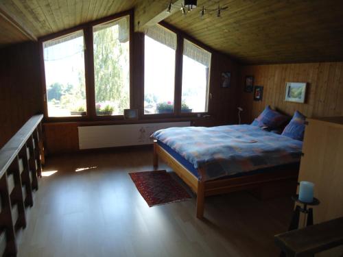 Кровать или кровати в номере Ferienwohnung Paradiesli