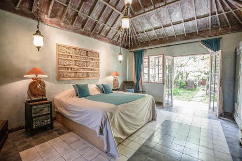 1 dormitorio con 1 cama en una habitación en Balquisse Heritage Hotel en Jimbaran