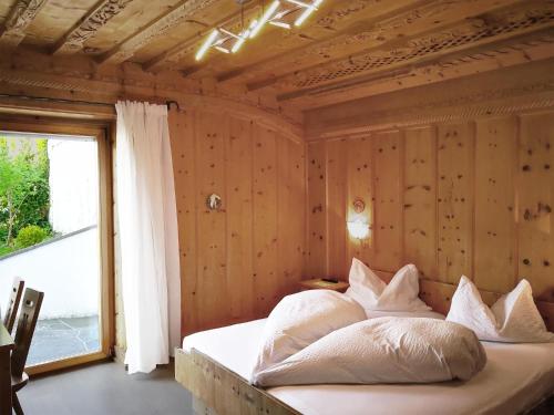 Tempat tidur dalam kamar di Schenna Garni Eden Bed & Breakfast
