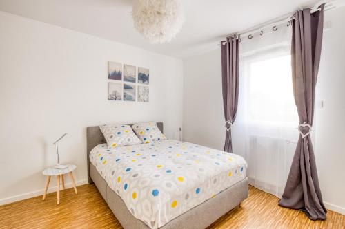 Ένα ή περισσότερα κρεβάτια σε δωμάτιο στο J-Mo Home - Chessy - Magnifique vue sur le château