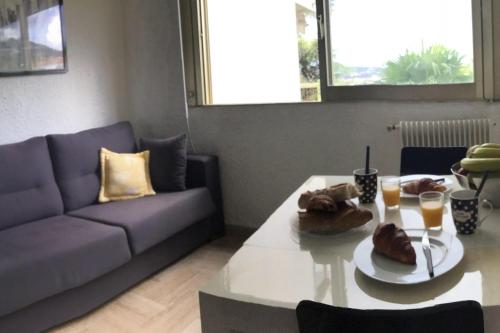 un salon avec un canapé et une table dans l'établissement Studio 