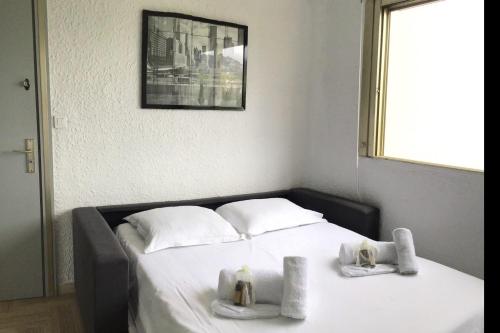 une chambre avec un lit avec des serviettes dessus dans l'établissement Studio 