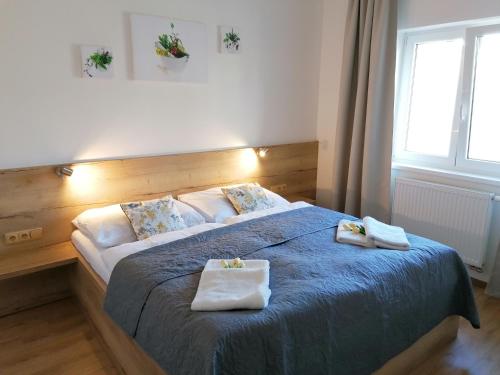 ein Schlafzimmer mit einem Bett mit zwei Handtüchern darauf in der Unterkunft Apartmán Frymburk-Lipno G10 in Frymburk