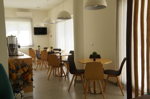 a dining room with tables and chairs at Barquinha Nature House in Vila Nova da Barquinha