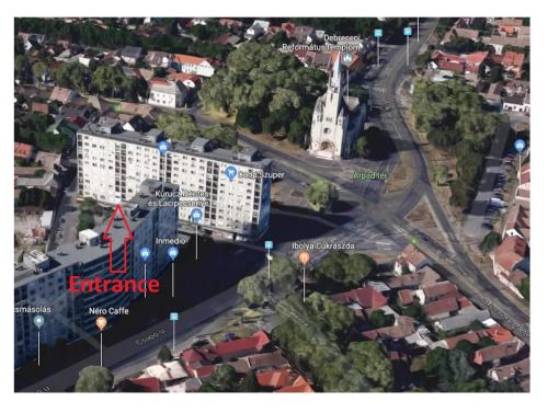 a map of an apartment building with a red arrow at Legyél a vendégünk :) in Debrecen