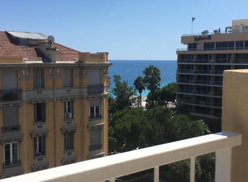 une vue sur l'océan depuis le balcon d'un immeuble dans l'établissement Studio 100m de la mer, à Nice