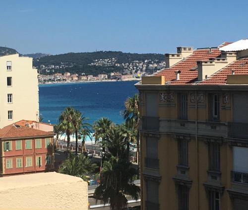 une vue sur l'océan depuis un immeuble dans l'établissement Studio 100m de la mer, à Nice