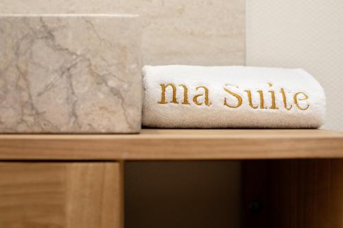 a pillow with the word mma suite written on it at Maison Tillot in Dijon