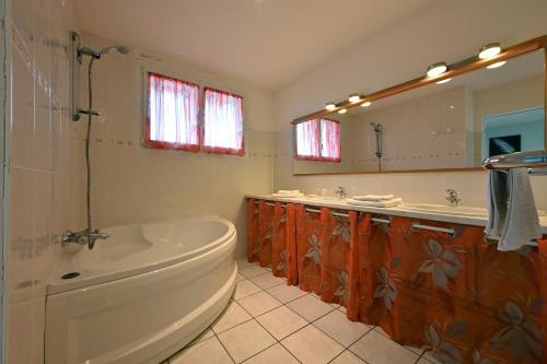 baño grande con bañera y lavamanos en La Farguaise, en Fargues-de-Langon