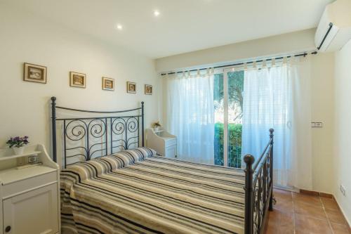 1 dormitorio con cama y ventana en CA-4 CALELLA DE PALAFRUGELL 4 PAX, en Calella de Palafrugell