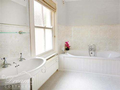 Koupelna v ubytování Covecastle Cottage