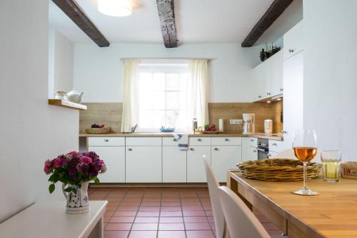 Nhà bếp/bếp nhỏ tại Haubarg-Windschuur-App-1
