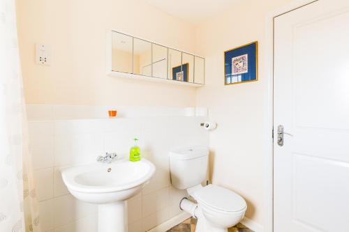 Et badeværelse på 6 bed house with free secure parking & 3 bathrooms