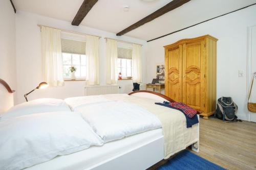 سرير أو أسرّة في غرفة في Haubarg-Windschuur-App-4