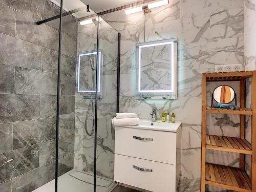 une salle de bain avec douche et lavabo dans l'établissement Nestor&Jeeves - BERLIOZ SUITE - Downtown - Close beaches, à Nice
