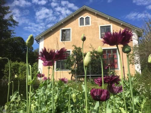 ein Haus mit Blumen davor in der Unterkunft Baggå Skola BnB & Café in Skinnskatteberg