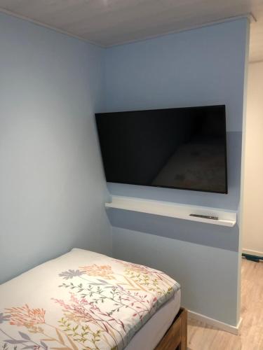 a room with a flat screen tv on a wall at Nordstern in Büdelsdorf