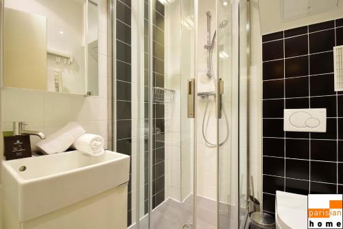 La salle de bains est pourvue d'une douche et d'un lavabo. dans l'établissement 102467 - Appartement 1 Chambre Montorgueil, à Paris