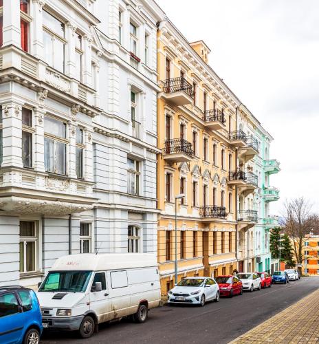 a white van parked in front of a building at Teplice Apartments U Schodů in Teplice