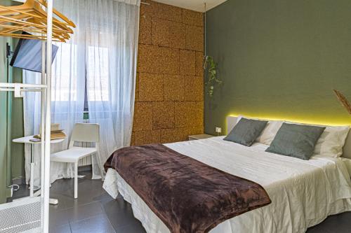 Lotus House في لانشانو: غرفة نوم بسرير كبير وجدار أخضر